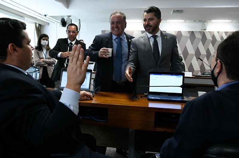 Presidente da CCJ, Davi Alcolumbre conversa com colegas na reunião em que seria votada a reforma tributária - Geraldo Magela/Agência Senado