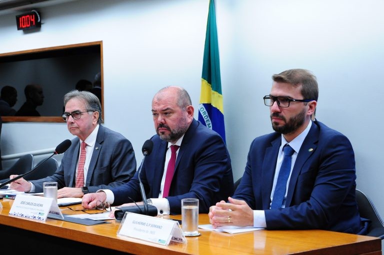 Ministro do Trabalho, José Carlos Oliveira (C), e presidente do INSS, Guilherme Serrano (D) - (Foto: Billy Boss/Câmara dos Deputados)