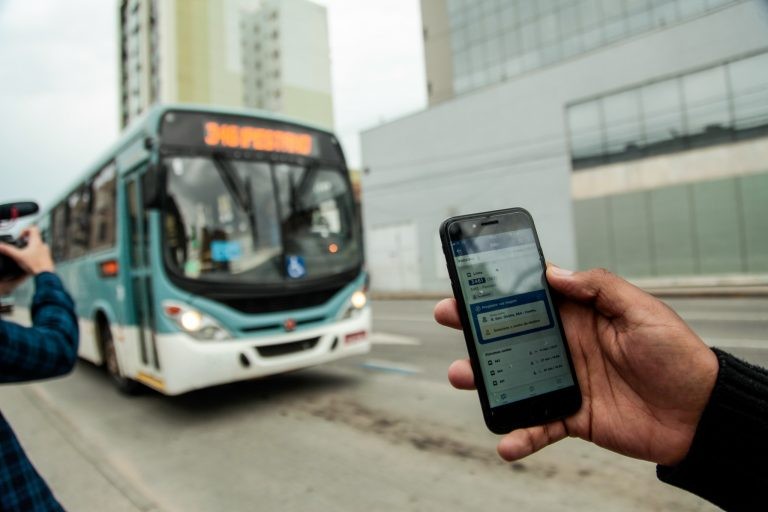 Cidadão acompanha horários do transporte coletivo pelo aplicativo no celular - (Foto: Igor Sobral/Prefeitura de Pelotas-RS)