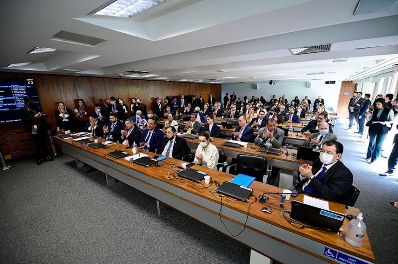 Plenário da CCJ: Kajuru (3º à dir) relatou a PEC - Pedro França/Agência Senado