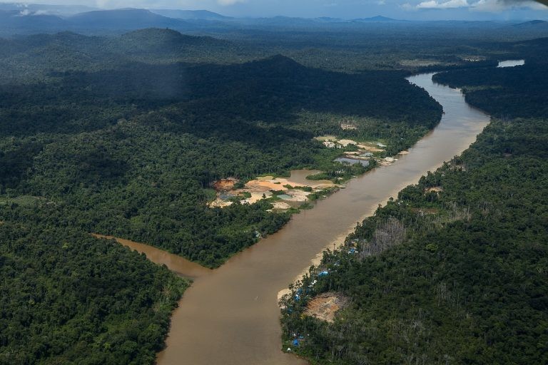 Área de garimpo na região do rio Uraricoera, na Terra Indígena Ianomâmi - (Foto: Bruno Kelly/Amazônia Real)