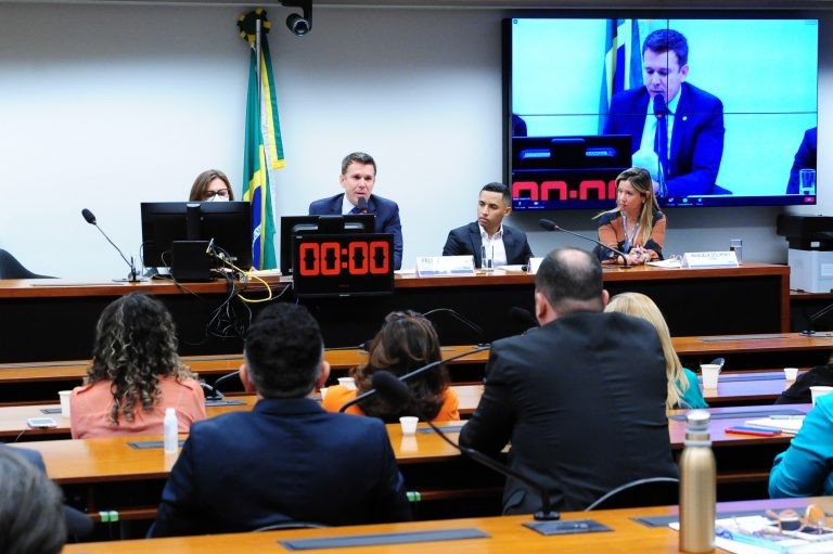 Carreras (no microfone): nutricionista não quer entrar na área do médico - (Foto: Billy Boss/Câmara dos Deputados)