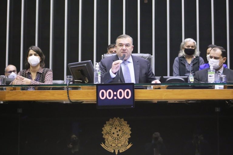 Cláudia Lemos, Ney Leprevost e Cláudio Araujo durante a sessão solene - (Foto: Paulo Sérgio/Câmara dos Deputados)