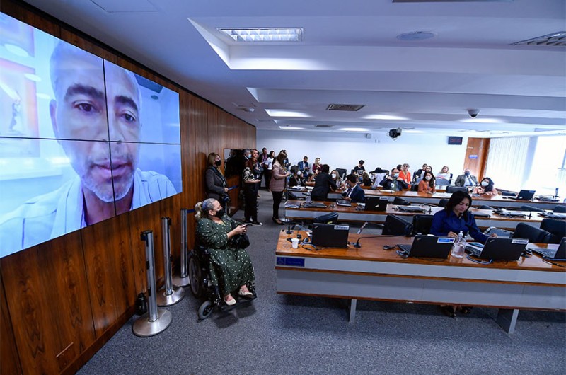 Relator, Romário (no telão) defendeu projeto, argumentando que a política de incentivo fiscal mostra bons resultados - Edilson Rodrigues/Agência Senado