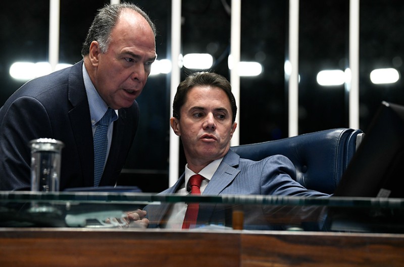 Fernando Bezerra e Veneziano Vital do Rêgo na sessão desta quinta, quando foi apresentado o relatório da proposta - Roque de Sá/Agência Senado