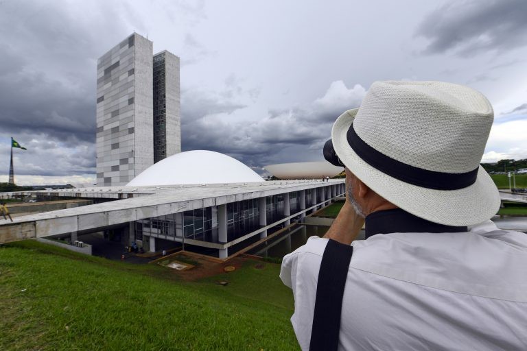 Turista em frente ao Congresso Nacional - (Foto: Marcos Oliveira/Agência Senado)