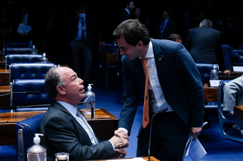Fernando Bezerra Coelho (MDB-PE), autor da PEC 15/2012, cumprimenta Fábio Garcia (União-MT), relator da proposta - Edilson Rodrigues/Agência Senado