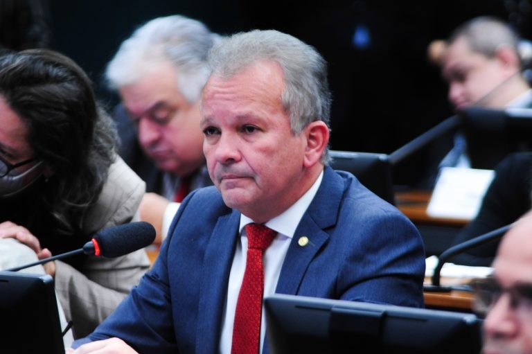 André Figueiredo: “Isso deve ser aprovado em lei própria” - (Foto: Billy Boss/Câmara dos Deputados)