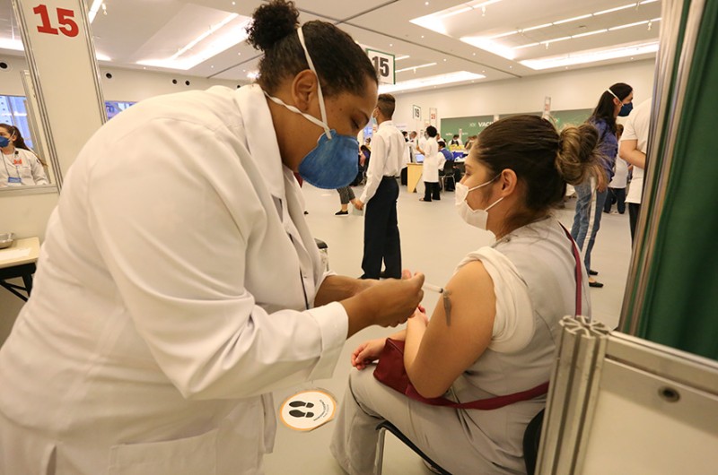 Funcionários do Hospital das Clínicas, em São Paulo, são vacinados contra a covid-19, em janeiro de 2021 - Sergio Andrade/Governo de São Paulo