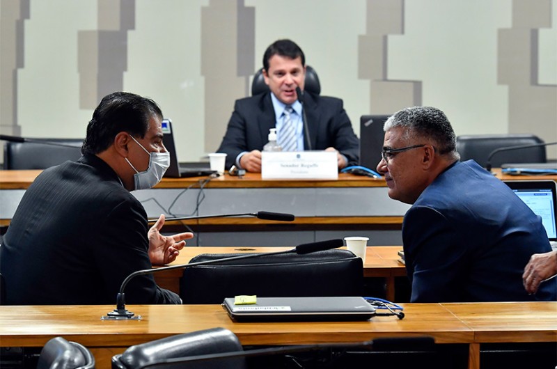 Eduardo Girão (à dir.) conversa com Nelsinho Trad na reunião da CTFC, presidida por Reguffe - Waldemir Barreto/Agência Senado