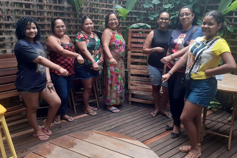 Mulheres do bairro do Jurunas participam de oficina de eco bijuteria em busca de renda
