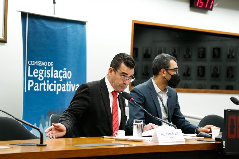 Padre João: uma pessoa excluída do processo é uma família sem comida - (Foto: Elaine Menke/Câmara do Deputados)
