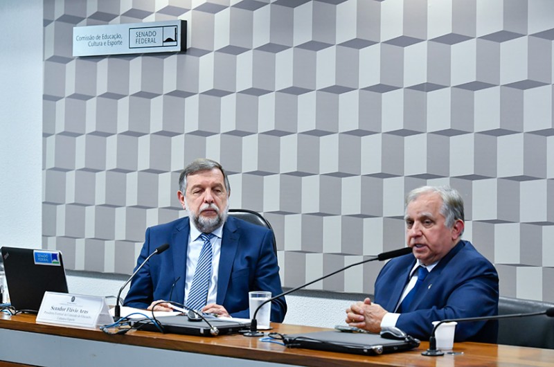 Senador Flávio Arns (à esq.), um dos requerentes da audiência, e senador Izalci Lucas acompanham o debate na Comissão de Educação - Waldemir Barreto/Agência Senado