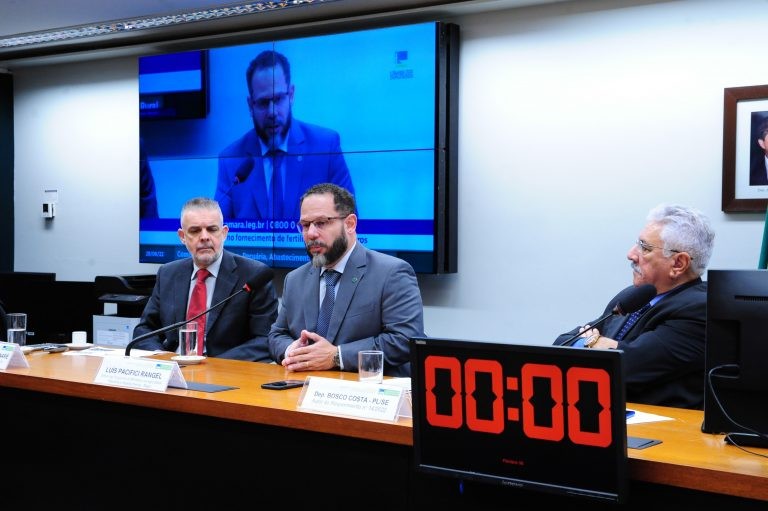 Luís Rangel (C): Com a alta nos preços, papel dos fertilizantes subiu de 30% para até 43% nos custos - (Foto: Billy Boss/Câmara dos Deputados)
