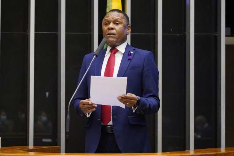 Ossesio Silva recomendou a aprovação da proposta, com mudanças - (Foto: Pablo Valadares/Câmara dos Deputados)