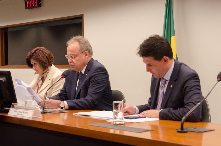 Samuel Moreira (C): ideia é adotar esse sistema de governo a partir das eleições de 2030 - (Foto: Raisa Mesquita/Câmara dos Deputados)