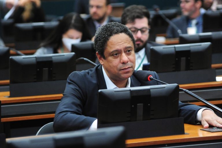 CCJ aprova PEC que proíbe bloqueio de verbas federais para educação