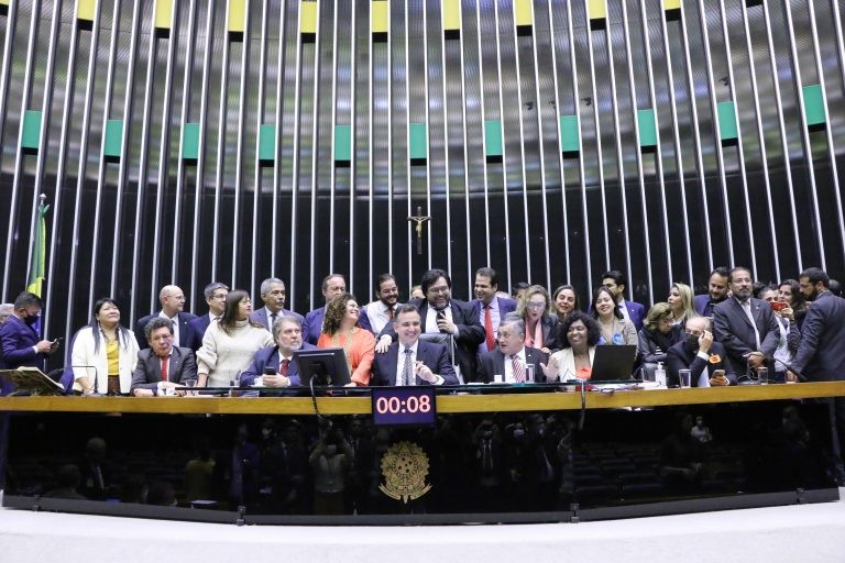 Parlamentares comemoram derrubada do veto - (Foto: Wesley Amaral/Câmara dos Deputados)