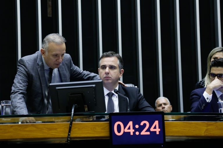 Senador Rodrigo Pacheco (C) preside a sessão do Congresso Nacional - (Foto: Elaine Menke/Câmara dos Deputados)