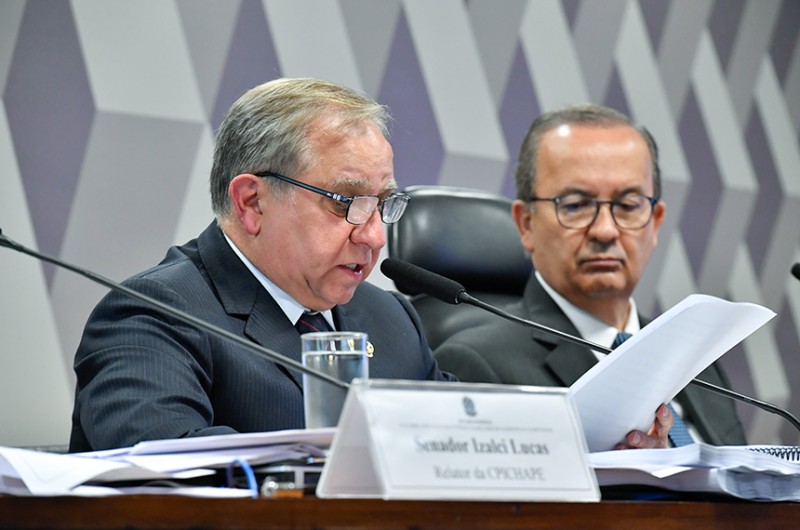 Izalci Lucas e Jorginho Mello (relator e presidente da CPI, respectivamente) durante a leitura do relatório - Waldemir Barreto/Agência Senado