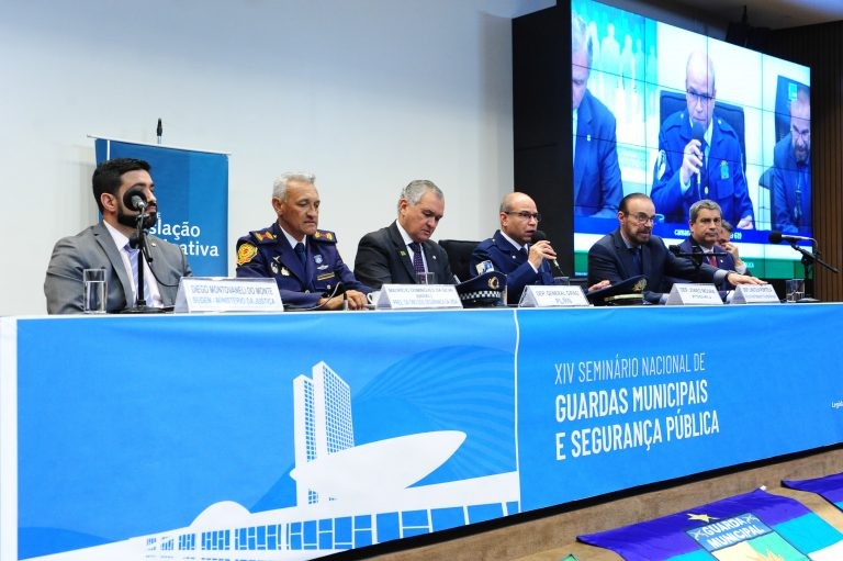Representantes de guardas municipais e deputados, durante o seminário na Câmara - (Foto: Billy Boss/Câmara dos Deputados)