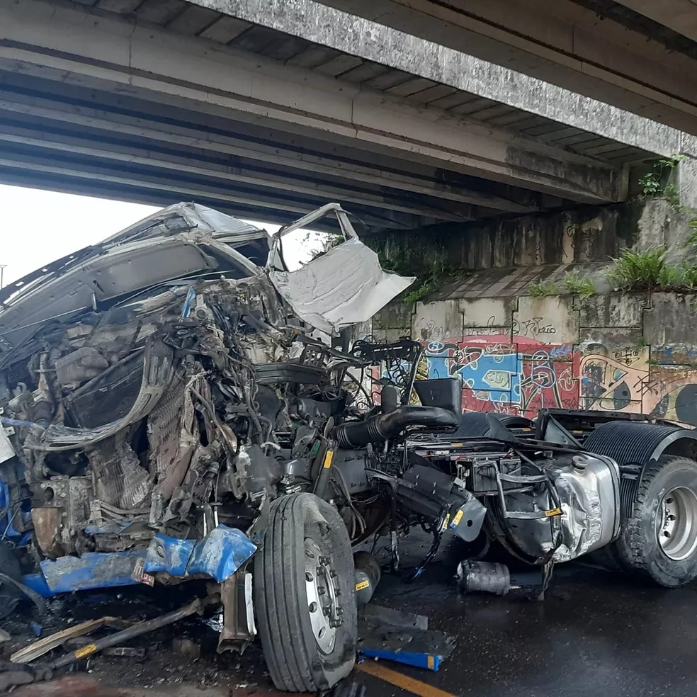 Cabine de carreta fica destruída ao bater contra pilar em avenida
