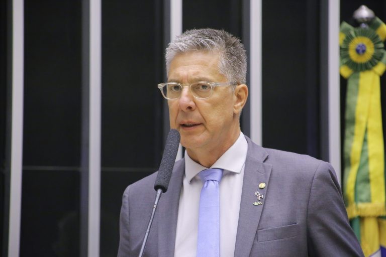 Guiga Peixoto: muitos não têm condições econômicas para adquirirem os medicamentos - (Foto: Paulo Sérgio/Câmara dos Deputados)