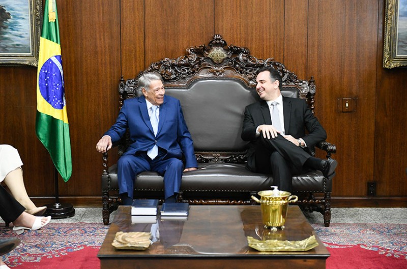 Novo senador (à esq.) tomou posse nesta segunda-feira (18) na Presidência do Senado. Ele substui o líder do governo, Eduardo Gomes, que se licencia por 121 dias