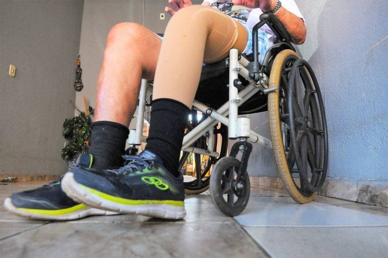 Pessoa com deficiência usando prótese e cadeira de rodas - (Foto: Paulo H Carvalho/Agência Brasília)