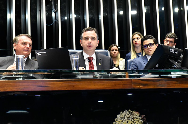 O presidente da República, Jair Bolsonaro, e o presidente do Senado, Rodrigo Pacheco, durante a sessão de promulgação de emendas constitucionais em 14 de julho