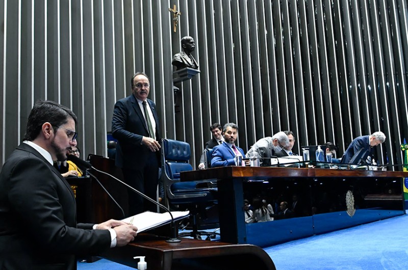 "É importante deliberar o PL 3.723", diz o relator, Marcos do Val (E), em 6 de abril - Waldemir Barreto/Agência Senado
