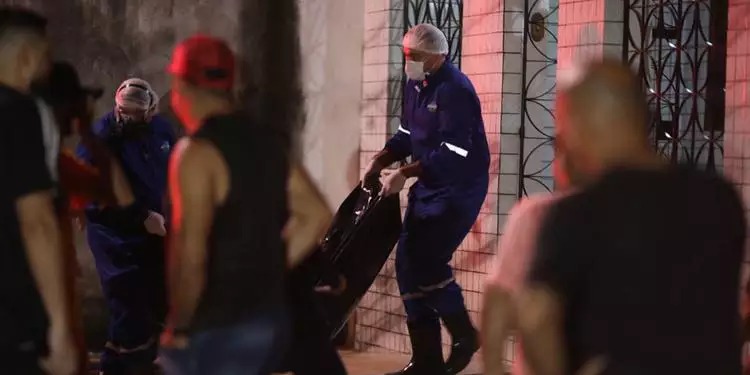 Corpo de mulher é encontrado concretado em calçada da própria casa