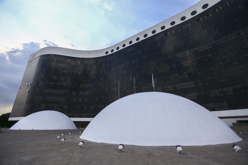 PL entra com sete representações no TSE contra o PT