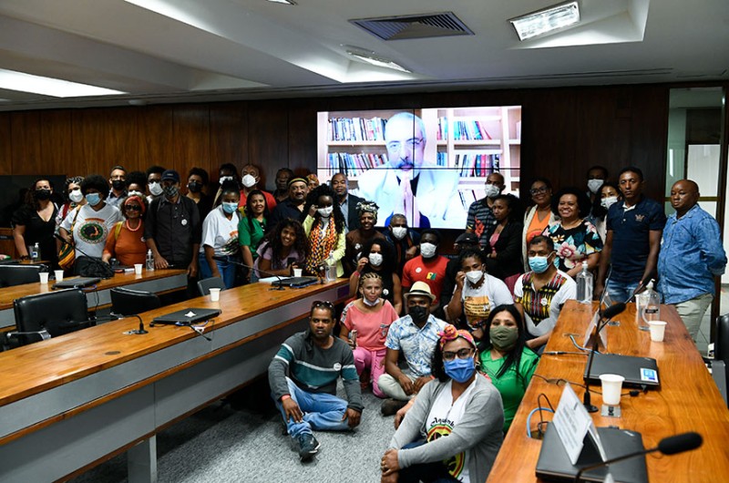 Representantes de comunidades quilombolas na Comissão de Direitos Humanos (CDH) do Senado. Na tela, ao fundo, o senador Paulo Paim
