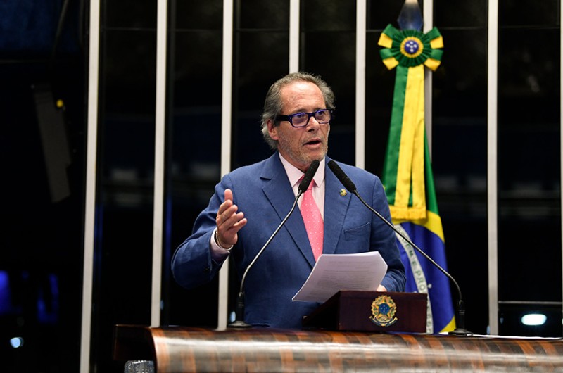 O senador Luiz Pastore homenageou as mulheres que são vítimas da violência doméstica e as que trabalham para proteger e dar voz a essas vítimas - Roque de Sá/Agência Senado