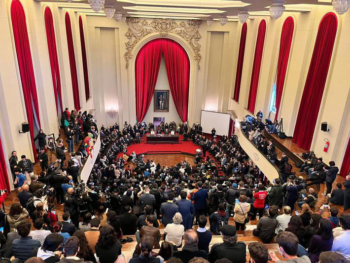 Ato por cartas une sociedade com falas duras pela democracia