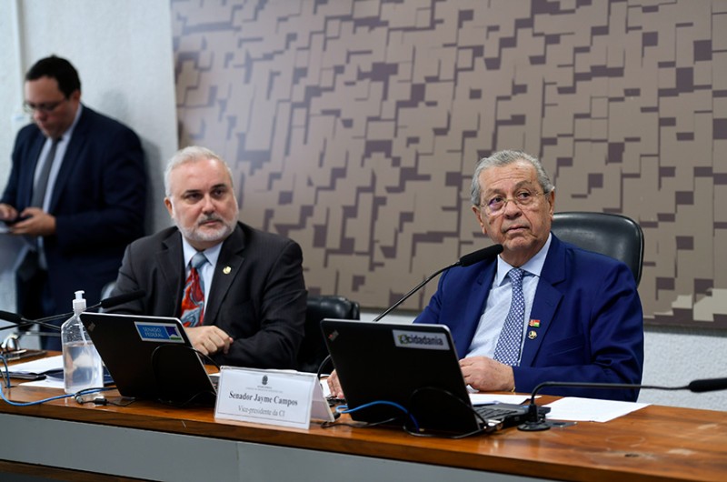 Autor da proposta, Jean Paul Prates (PT-RN) ouve o relatório ao lado do vice-presidente da Comissão de Infraestrutura, Jayme Campos (União-MT) - Edilson Rodrigues/Agência Senado