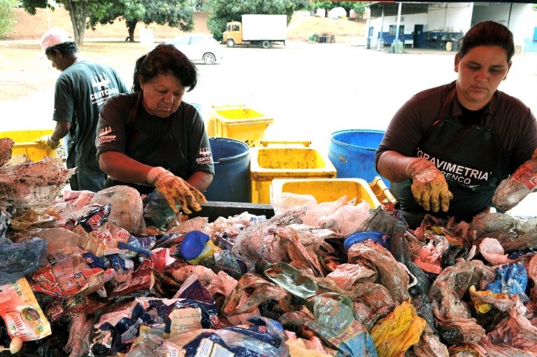 Catadores separam lixo em cooperativa no DF - (Foto: Tony Winston/Agência Brasília)