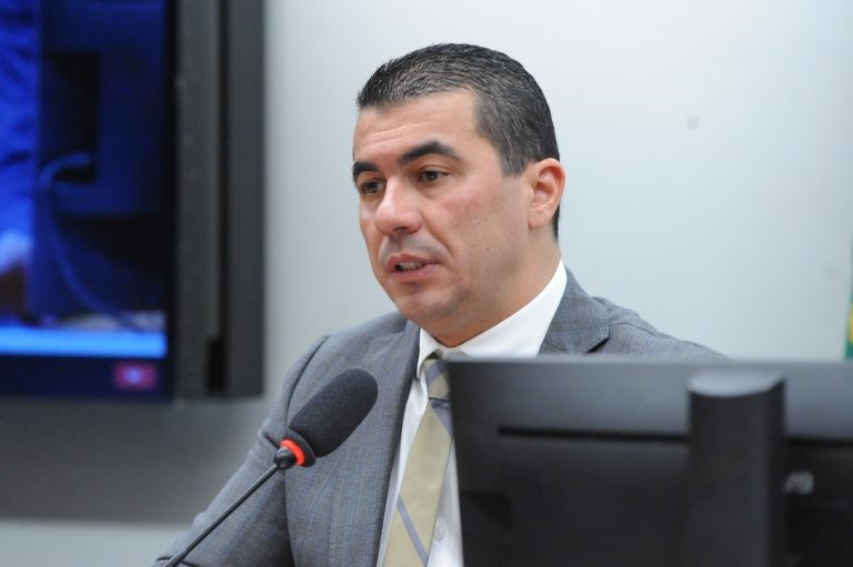 Luis Miranda pediu a audiência e reclamou da falta de representantes do Exército no debate - (Foto: Billy Boss/Câmara dos Deputados)