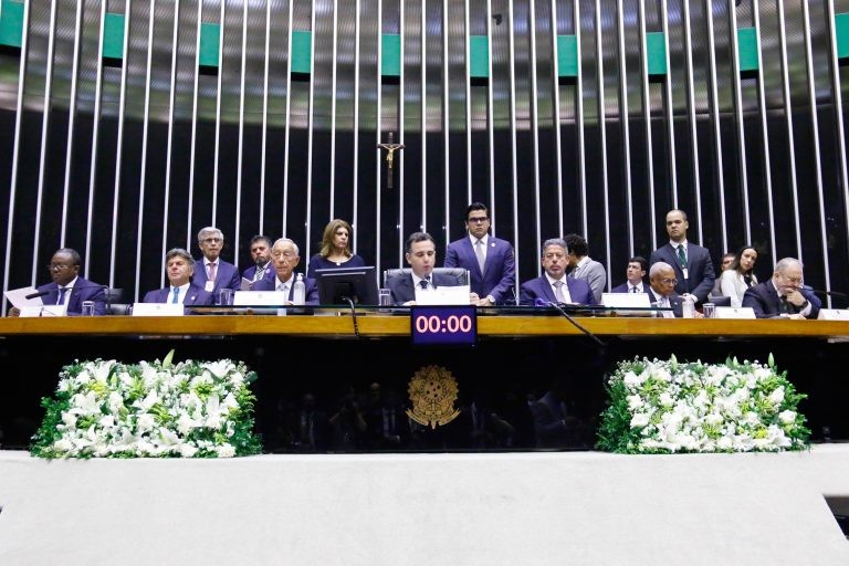 Pacheco (C) preside a sessão ao lado do presidente da Câmara (D) e de Portugal (E) - (Foto: Marina Ramos/Câmara dos Deputados)