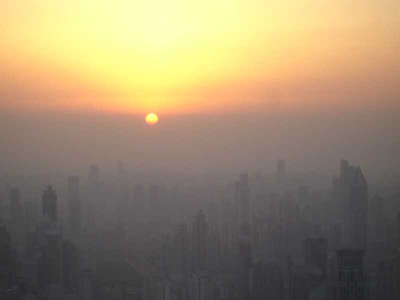 Pôr do sol em Shangai, na China; nova rodada de discussão sobre o aquecimento global será em novembro, no Egito - Suicup