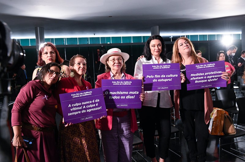 No lançamento da campanha Agosto Lilás deste ano no Congresso, participantes mostram cartazes em defesa das mulheres - Agência Senado