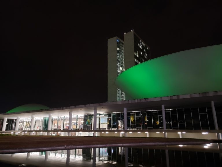 Cúpulas do Senado e da Câmara dos Deputados iluminadas de verde - (Foto: Pierre Triboli/Câmara dos Deputados)