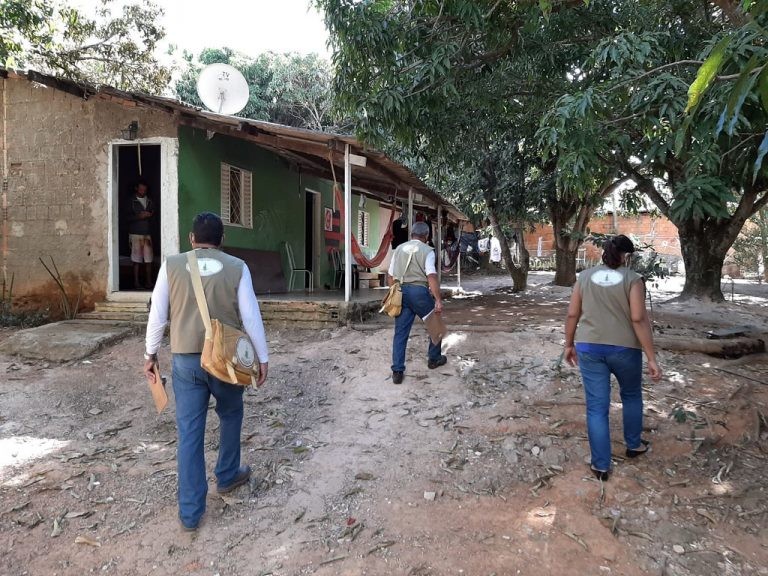 Agentes comunitários de saúde em ação de vigilância contra o mosquito Aedes aegypti - (Foto: Divulgação/Agência Brasília)