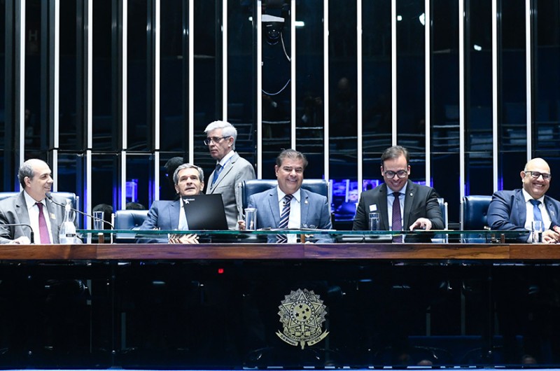 Nelsinho Trad (ao centro) presidiu a sessão de homenagem - Geraldo Magela/Agência Senado