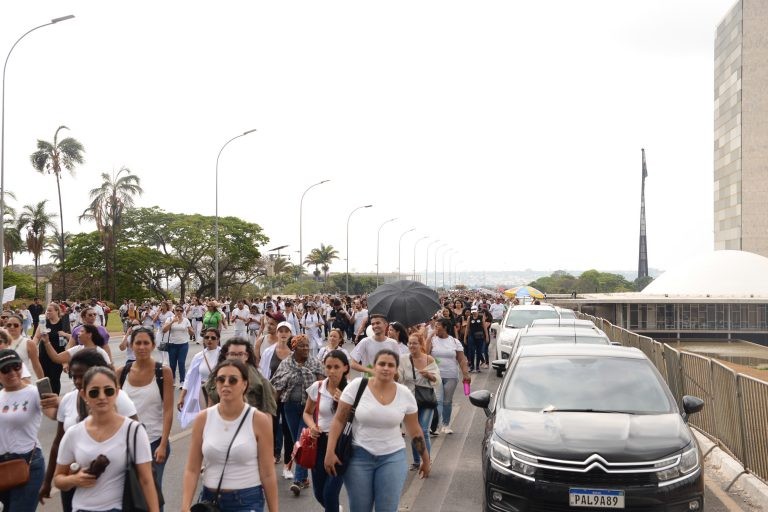 Profissionais de enfermagem durante o protesto, na Esplanada dos Ministérios - (Foto: Felipe Couto/Câmara dos Deputados)