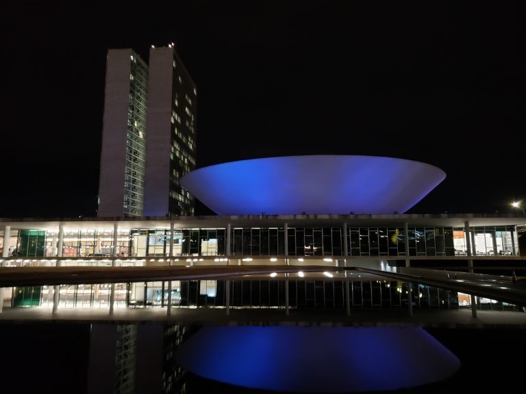 Cúpula da Câmara iluminada de azul - (Foto: Pierre Triboli/Câmara dos Deputados)