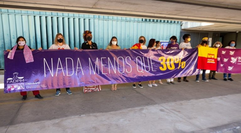 Manifestação de mulheres pela cota de 30% no Legislativo - (Foto: Lula Marques/FotosPúblicas)
